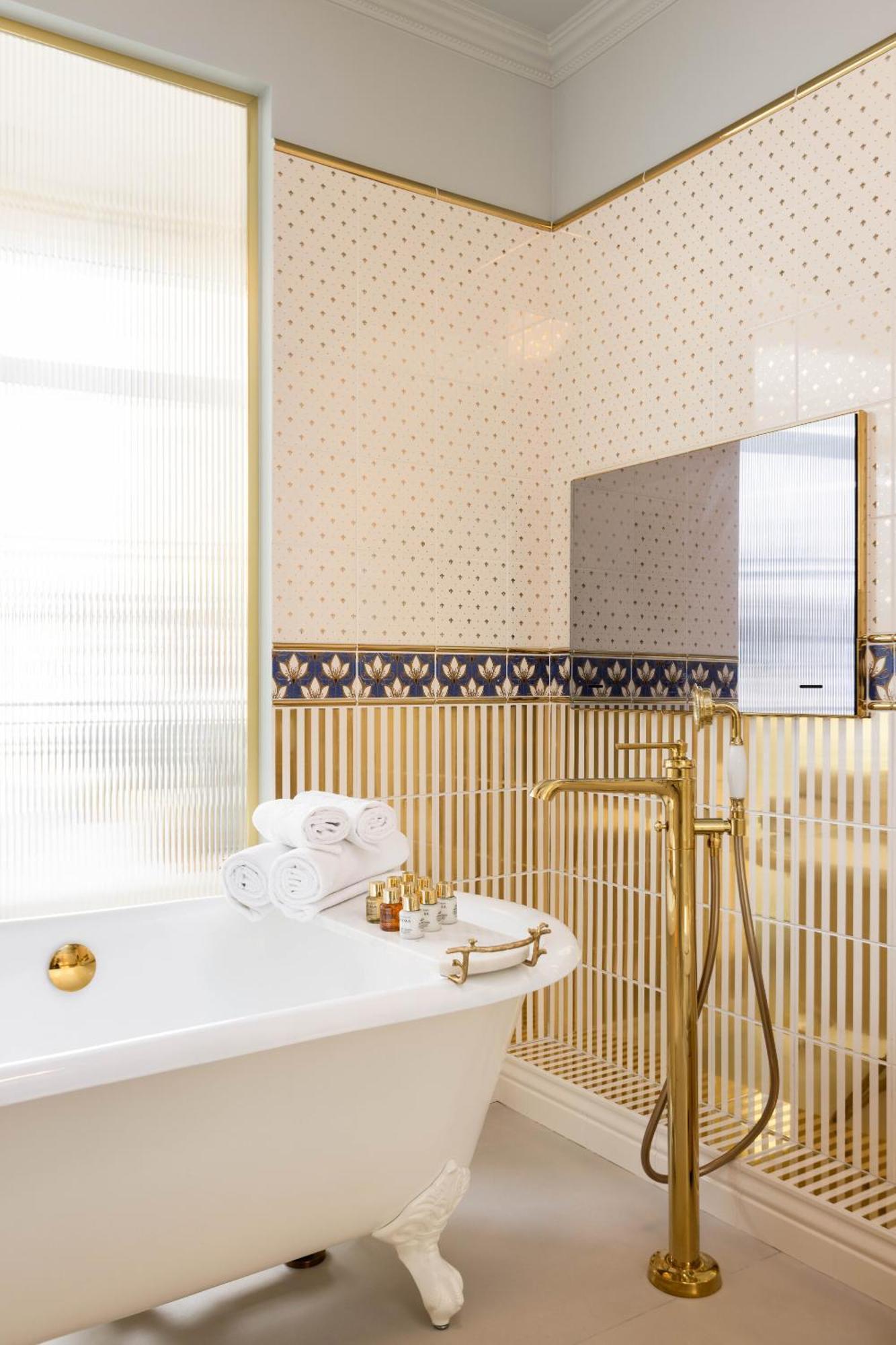 The Angelina - Champs Elysees Apartment Paris